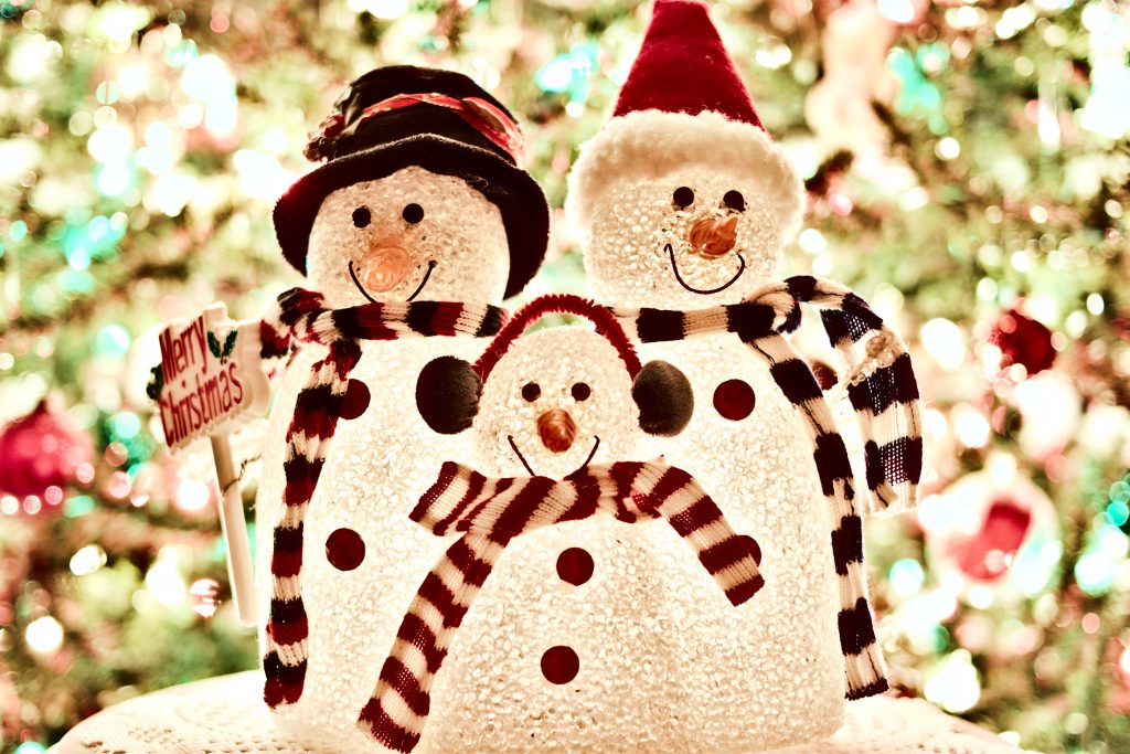 three-white-snowman-decorations-753500